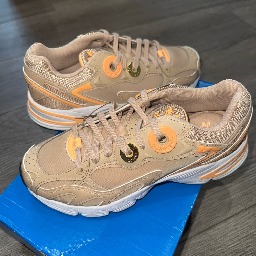 Adidas Astir Women’s Size 5.5